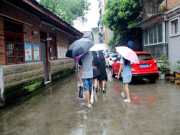 队员前往档案馆.jpg